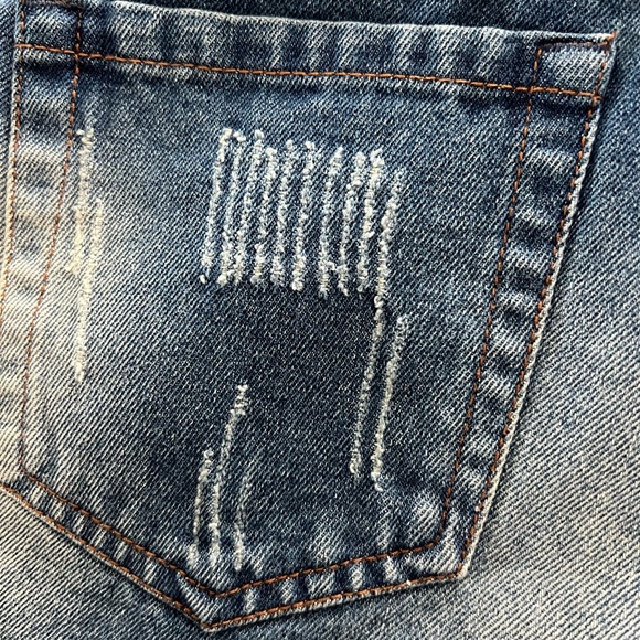 Forever 21 denim shorts with lace appliqué. Size 28 - Picture 5 of 14